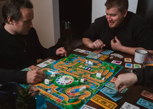 SPIEL Essen 2026: Neuheiten, Tickets, Termine & die besten Tipps 3 Freunde testen gemeinsam ein Brettspiel an einem Tisch
